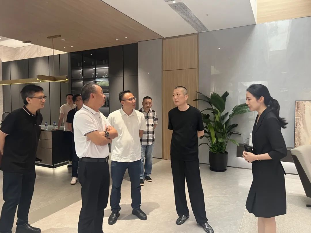 共話家居發(fā)展新趨勢(shì)｜湖南千思裝飾集團(tuán)張董一行蒞臨鷹牌總部參觀交流