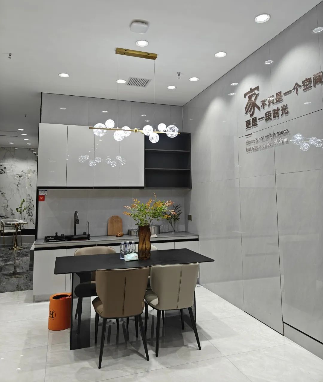 鷹牌50周年 門店風(fēng)采｜河南駐馬店鷹牌旗艦店，讓雅致成為生活的底色(圖13)