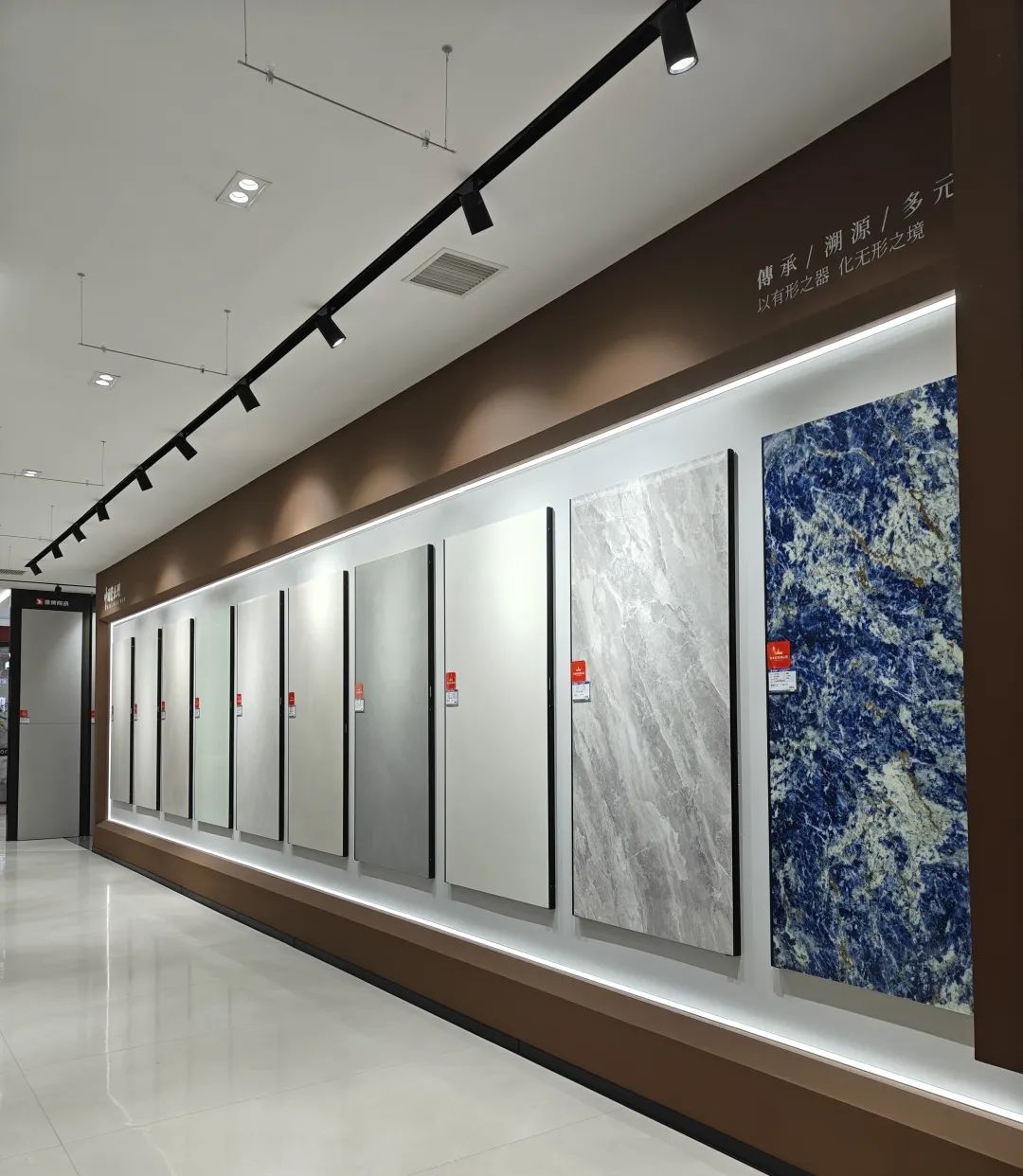 鷹牌50周年 門店風(fēng)采｜河南駐馬店鷹牌旗艦店，讓雅致成為生活的底色(圖18)